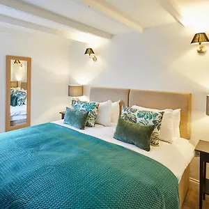 Host & - Waterlily , Great Ayton United Kingdom